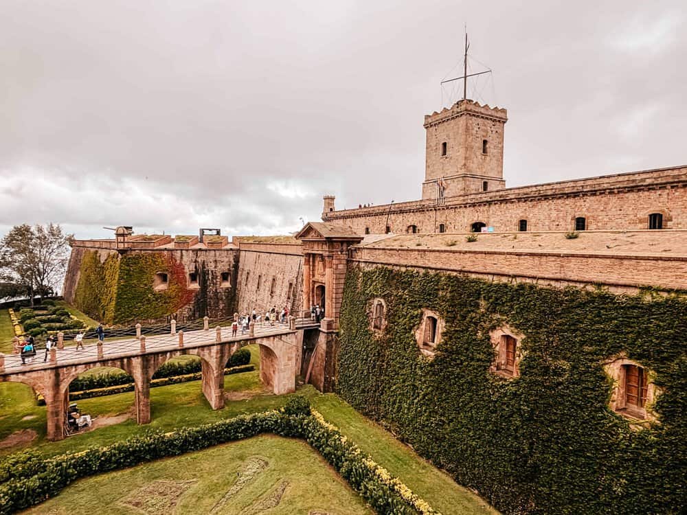 Barcelona, pevnost Montjuic, pohled na pevnost a most k ní