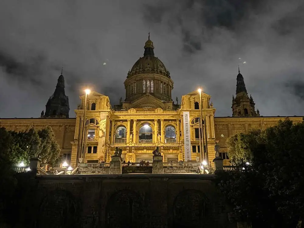 Barcelona, co vidět v Barceloně, Katalánské národní muzeum umění, pohled na budovu muzea v noci