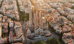 Barcelona levně, chrám Sagrada Familia z výšky, pohled na Barcelonu z výšky, budovy a ulice