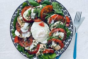 Salát Caprese - mozzarella, rajčata a bazalka